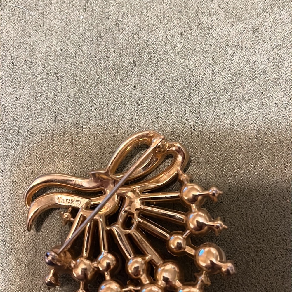 Vintage Trifari Pearl and Rhinestone Brooch - Picture 4 of 4